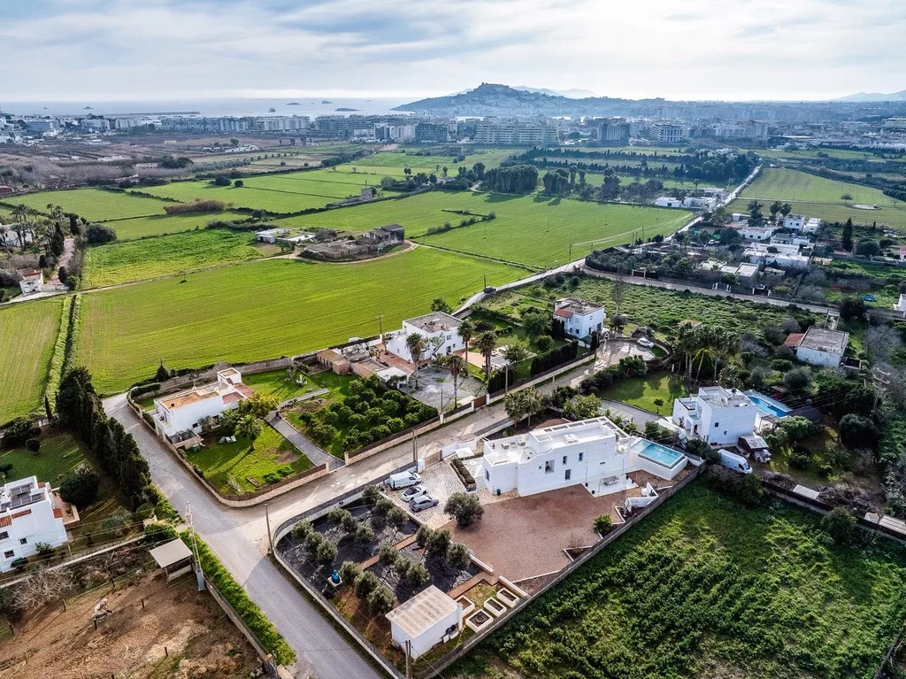Vista aérea con Ibiza al fondo