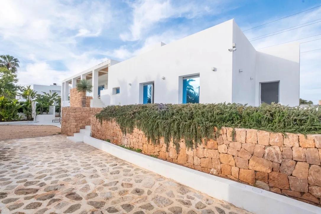 Entrada Villa Menina con muro de marès