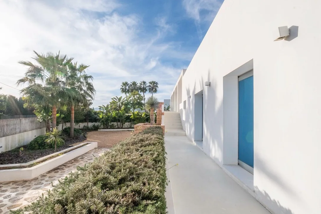 Corredor exterior con jardín tropical