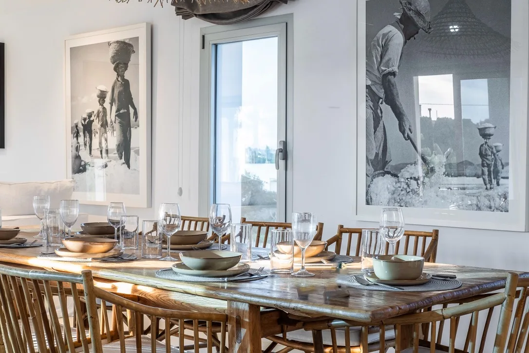 Comedor Villa Menina con mesa de madera y arte en blanco y negro
